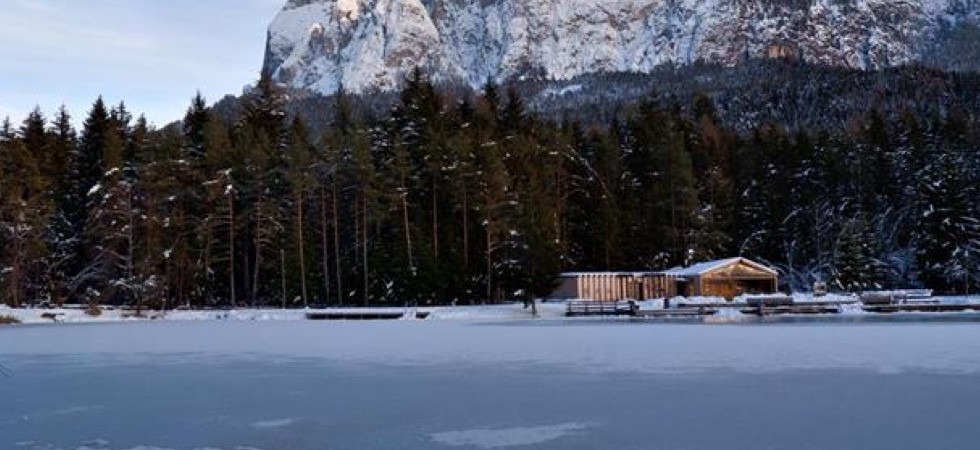 Foto "Seiser alm" Col trattorino sul lago ghiacciato ma la superficie crolla e finisce nell'acqua gelata
